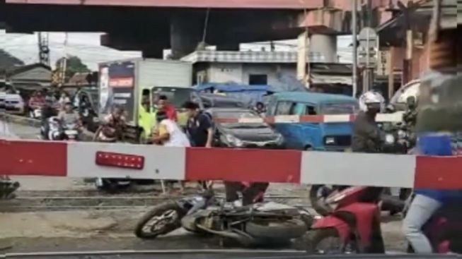 Viral! Hampir Terlindas Kereta Api, Warga Ini Sigap Lakukan Hal Mengejutkan