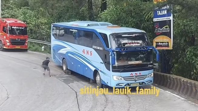 Viral! Aksi Heroik Pria Selamatkan Bus Rem Blong, Kernet dan Sopir Tetap Profesional Atasi Bahaya