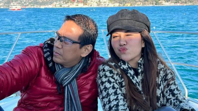 Temani Doddy Sudrajat Operasi, Outfit Seksi Mayang Dicibir Netizen
