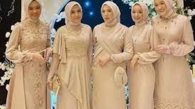 Makin Cetaar! Inspirasi Fashion Brokat Cocok Couple Bareng Keluarga