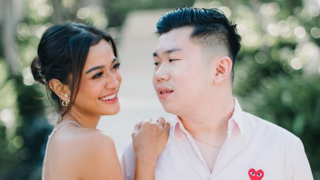 Diterpa Isu Jadi Pelakor dalam Rumah Tangga Fandy Christian dan Dahila Poland, Andi Annisa Pamer Foto Mesra Bareng Seorang Pria