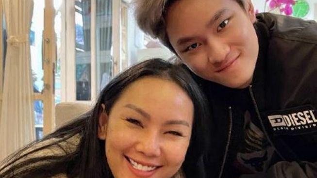 Kalina Oktarani Rayakan Ulang Tahun Putranya, Netizen Soroti Wajah Azka Corbuzier yang Tak Senang