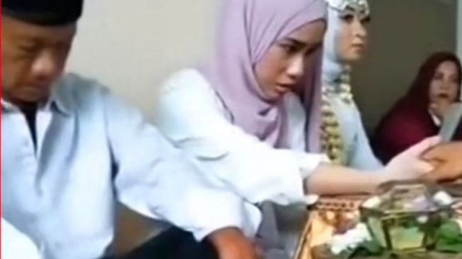 Dampingi Suami Menikah Lagi, Wanita Ini Nangis Merelakan