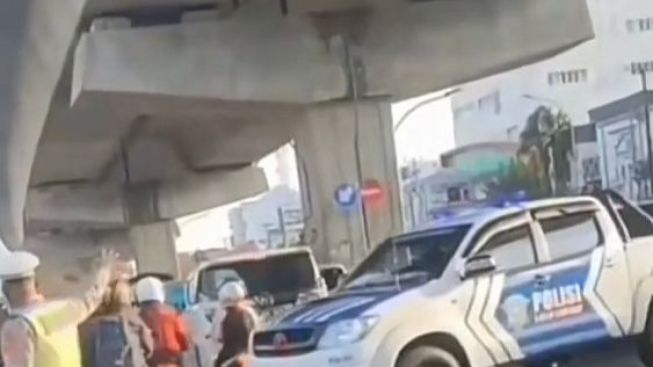 VIRAL! Mobil Patwal Polisi Pergi begitu Saja Usai Tabrak Pengendara Motor  di Makassar - Soreang