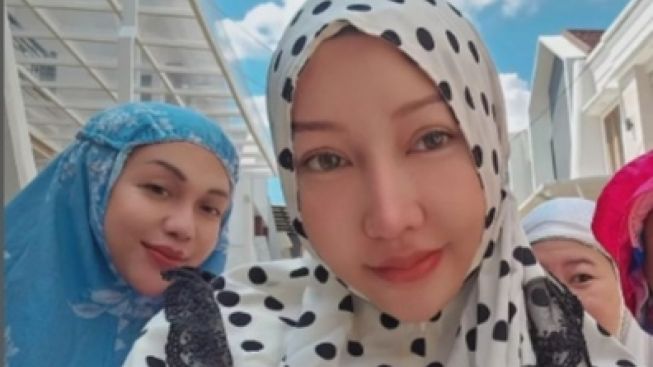 Ikut Sholat Idul Adha di Shaf Wanita, Lucinta Luna Panen Kritik