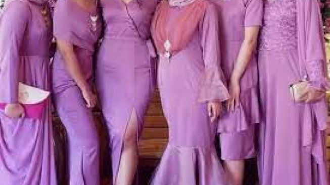 Tampil Kece Inspirasi Baju Bridesmaid Sederhana Dan Modis