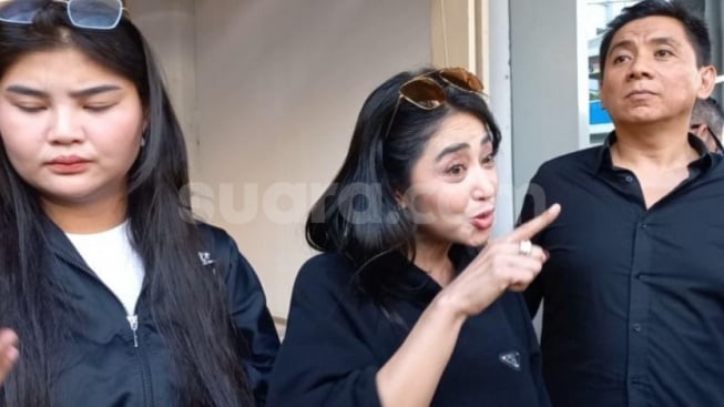 Dewi Perssik Bicara Pendapatan Pacar yang Pilot Rp200 Juta, Pantaskah Artis Pamer Gaji Pasangan?