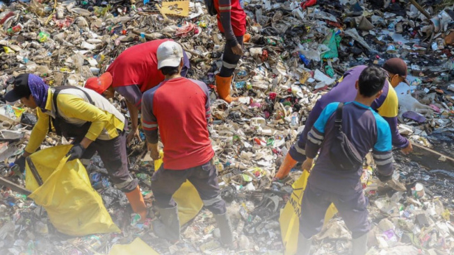 Bertarung Melawan Sampah: Pemkot Bandung Lakukan Pembersihan Sungai dalam Upaya Jaga Lingkungan