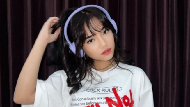 Direndahkan Haters, Fuji Jawab Cerdas Pakai 5 Kata Ini: Mantab la!