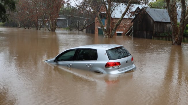 6 Tips Menghindari Membeli Mobil Bekas yang Pernah Terendam Banjir