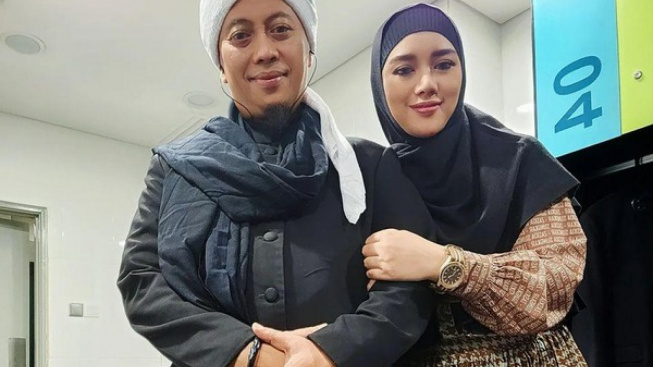 Usai Minggat, Bebi Silvana Sindir Opick: Anak Sakit Malah Asyik Bersenang-senang!