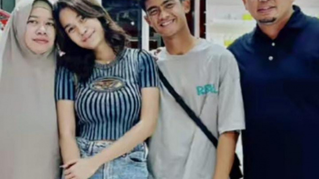 2 Potret Kehangatan Keluarga Azizah Salsha saat Dampingi Pratama Arhan