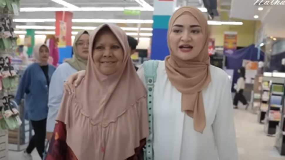 Ibu Eny 'Ngatain' Nathalie Holscher Bencong, Netizen: Alhamdulillah..