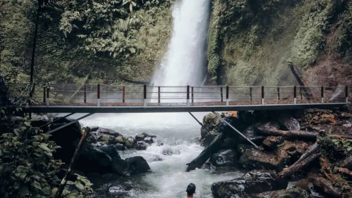 Potret Keindagan Curug Sawer [Instagram/@chepybennington]