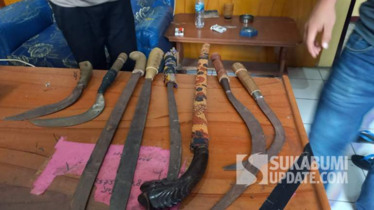 Senjata tajam atau sajam yang diamankan polisi [sukabumiupdate.com]