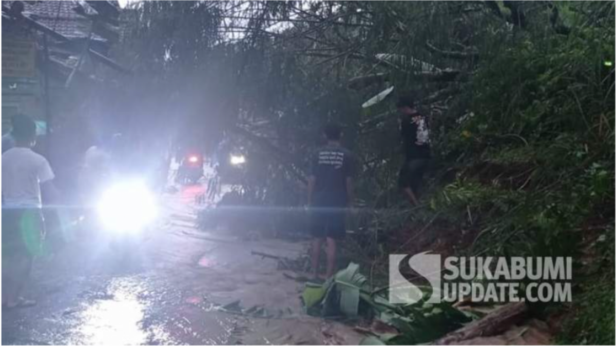 Hujan Deras Sebabkan Jalan Di Cidahu Sukabumi Tertutup Longsor Sukabumi