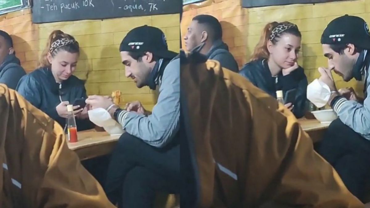 Dua bule yang terlihat bahagia saat makan di warkop. (Instagram/@jakarta.keras)