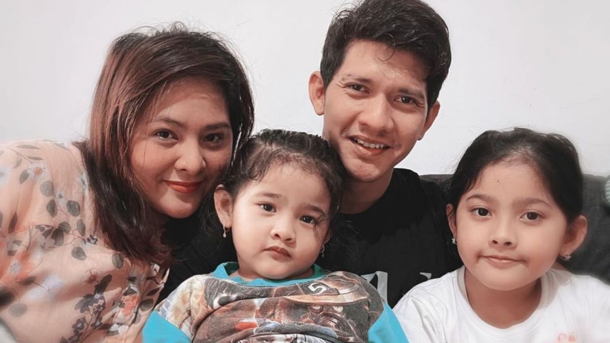 Audy dan Iko Uwais serta kedua anak mereka [Instagram/iko.uwais]
