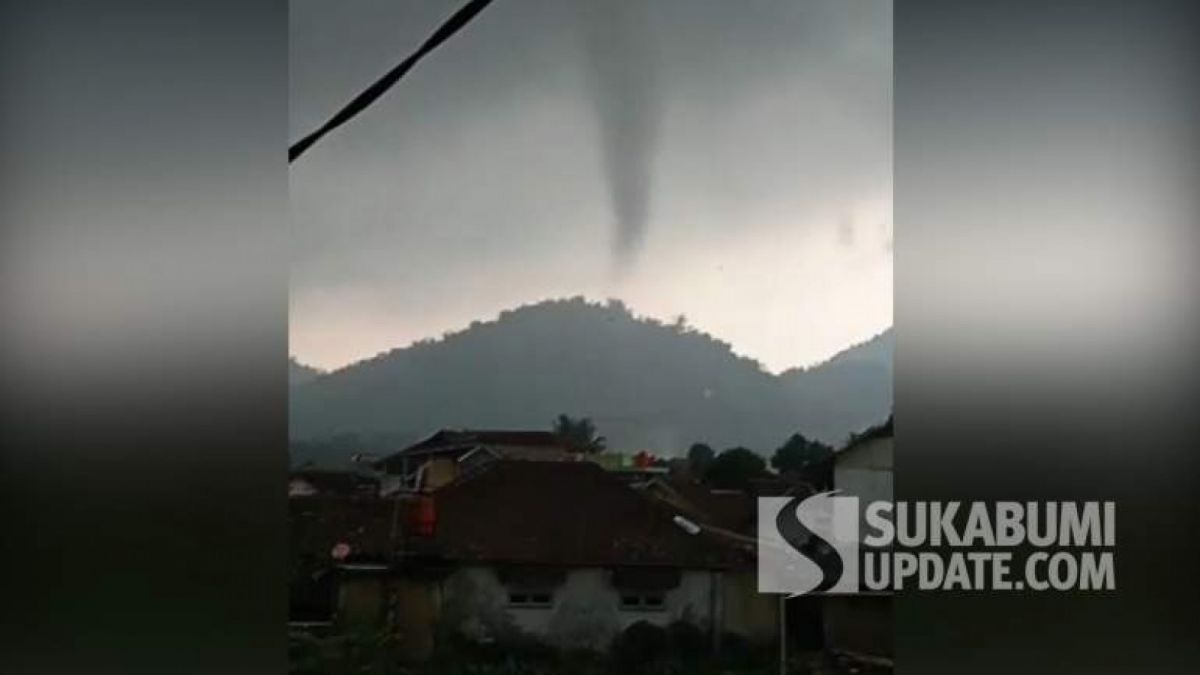 Angin puting beliung di Sukabumi. [Sukabumiupdate.com]