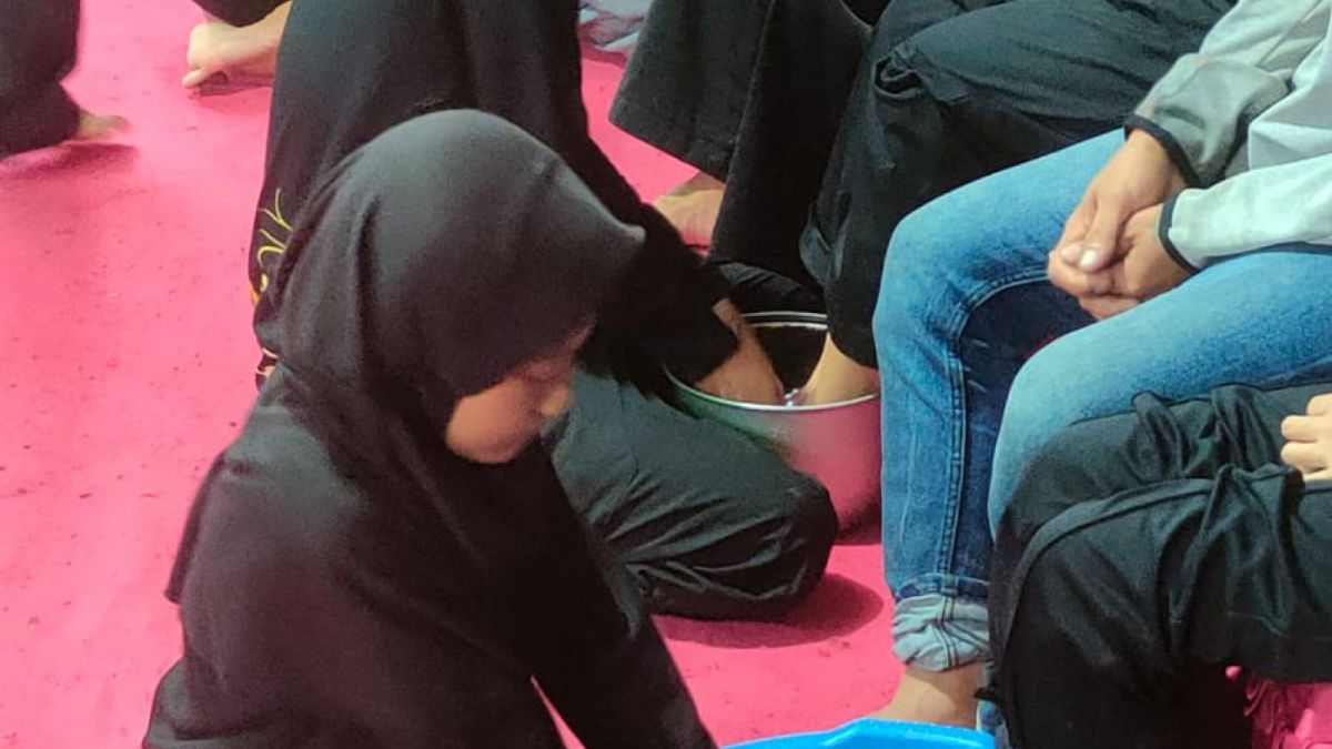 Mencuci kaki ibu dilakukan saat ulang tahun Saung Pelestarian penca [SP3C]