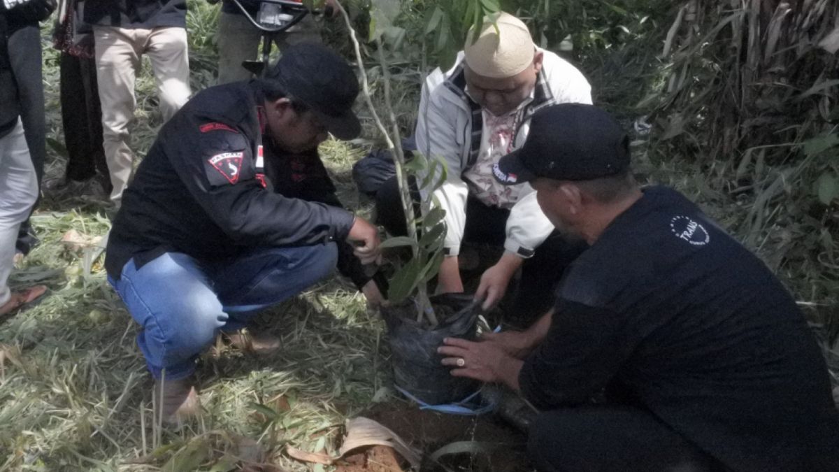 Cimande Day4, Aksi Penanaman Pohon di Kuburan Pendiri Pencak Silat Aliran Cimande [Cisadane Resik]