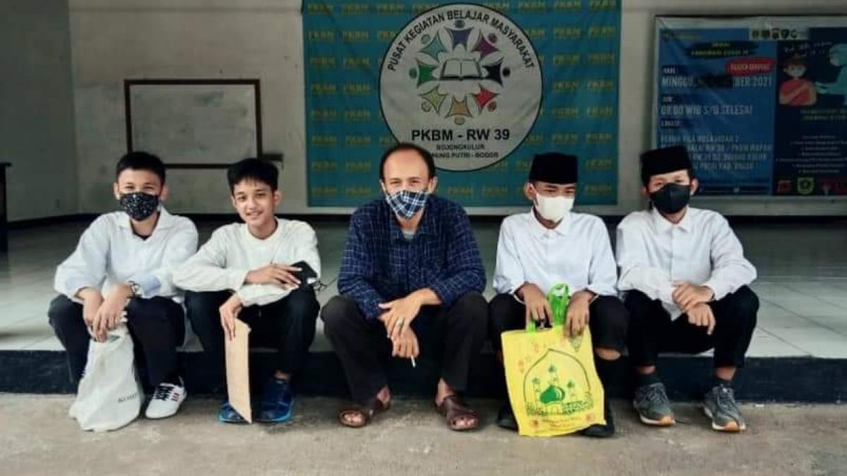 Humas Turnamen, Isa Barmawi Susetra yang juga penggiat PKBM [PKBM RW39]
