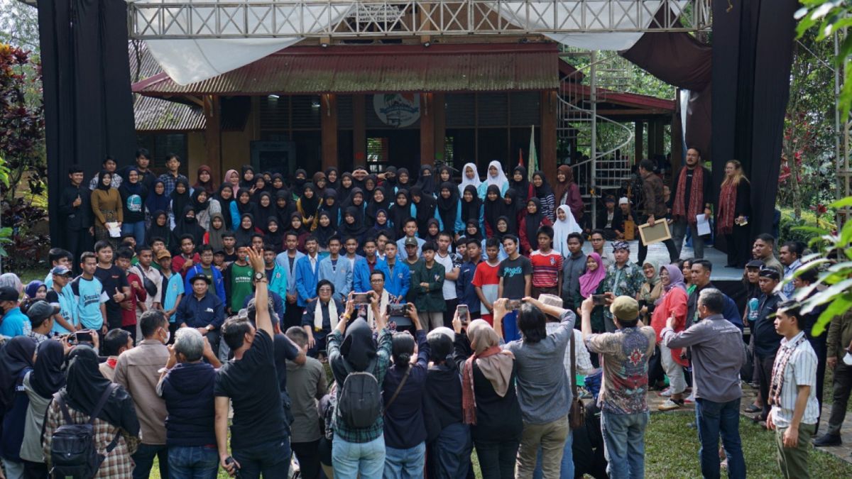 Foto Bersama Siswa Siswi SMA SMK Peserta Pelatihan Ekologi dengan Menteri KLH [Cisadane Resik]