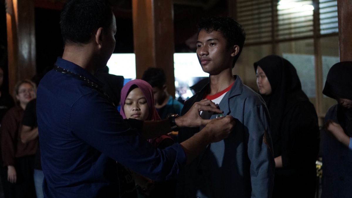 Penyematan Pin oleh Direktur Eksekutif Nasional Walhi [Cisadane Resik]