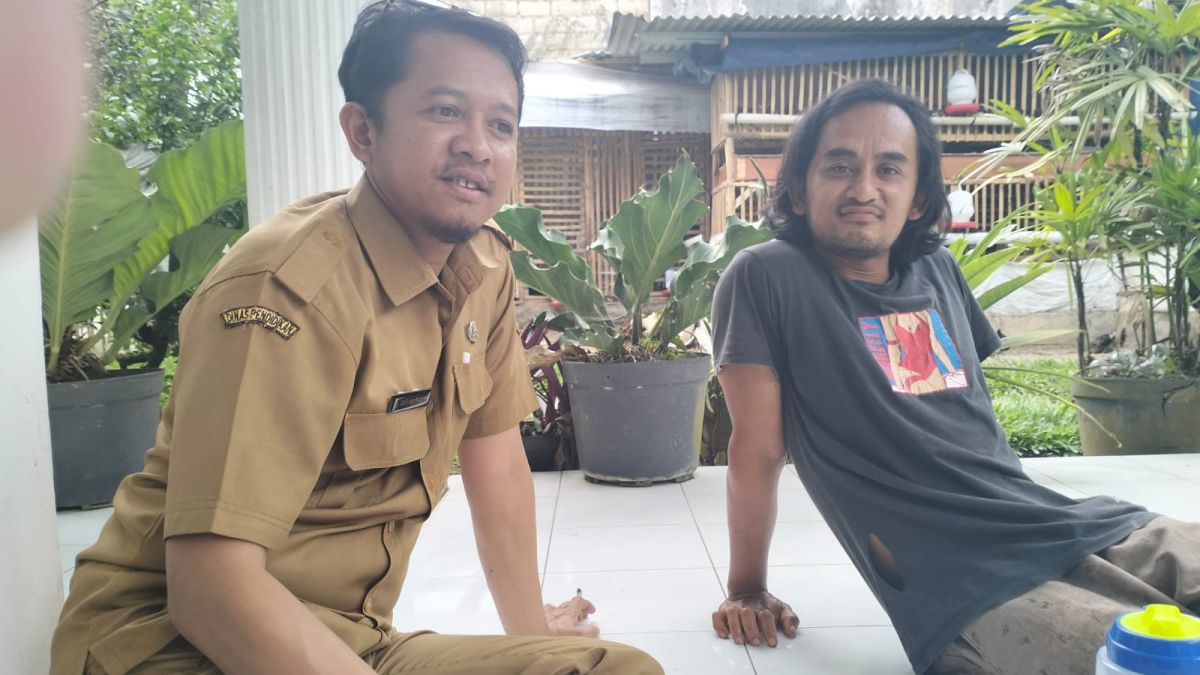 Penulis dan Salman di depan Kandang Ayam