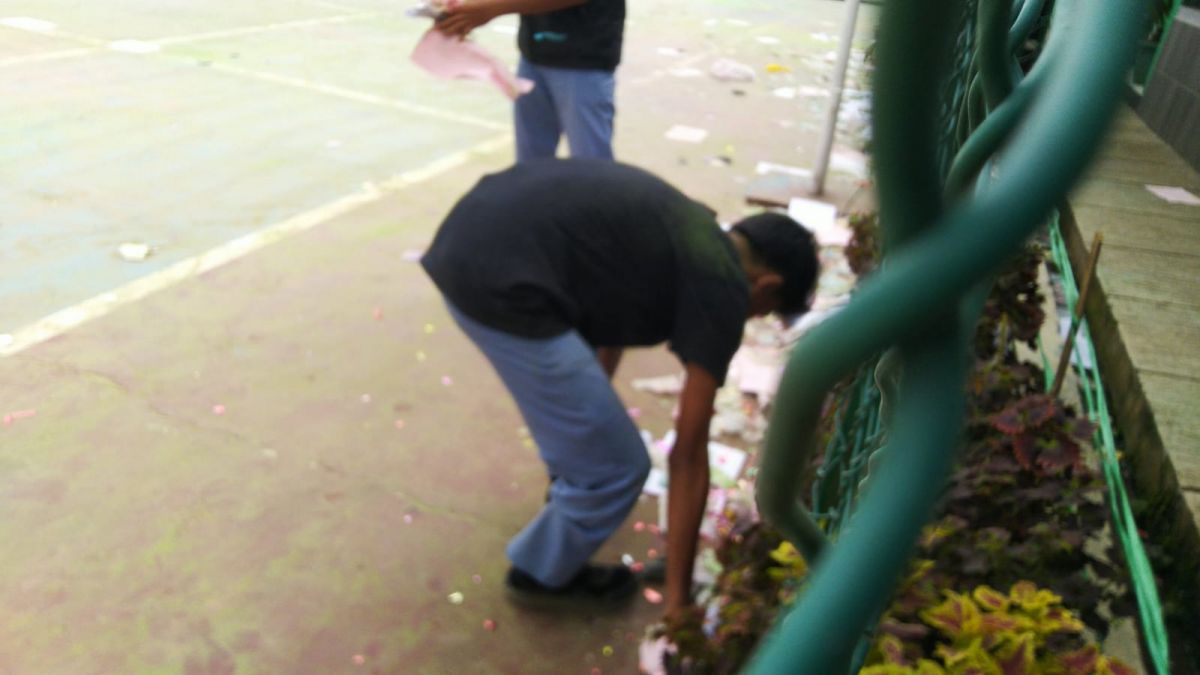 Aksi Kebersihan oleh Siswa 1 [Eskul Podcast SMAN 1 Cijeruk]