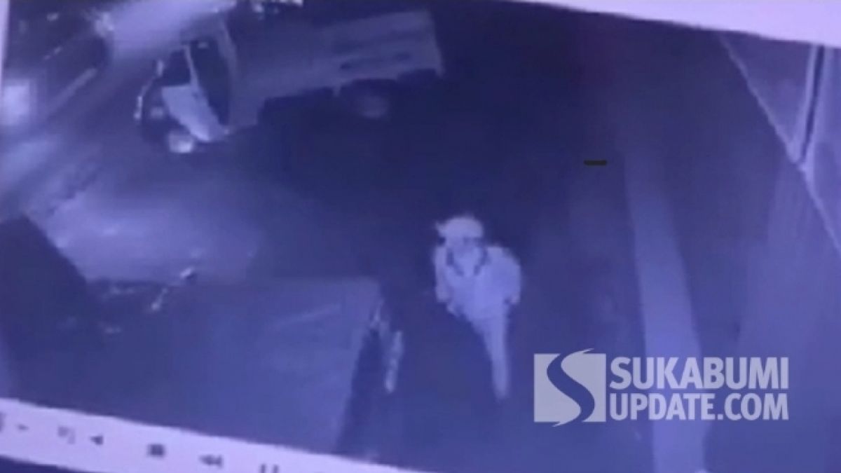 Sekolompok maling yang mencuri 200 potangan kain tertangkap CCTV minimarket [Sukabumiupdate.com]