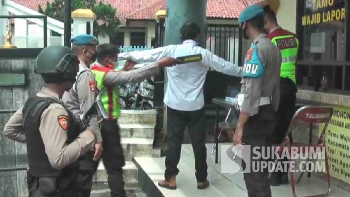 Pemeriksaan pengujung menggunakan metal detector di Polres Sukabumi Kota [sukabumiupdate.com]
