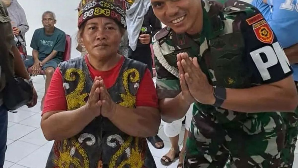 Ida Dayak saat mengobati masyarakat di Lapangan Tembak Kostrad Cilodong, Depok, Jawa Barat. [Twitter Kostrad]