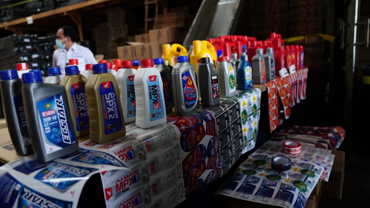 Wakil Menteri Perdagangan Jerry Sambuaga beserta jajaran amankan oli palsu di Kota Tangerang, Banten, Senin (17/4/2023). [Kemendag]