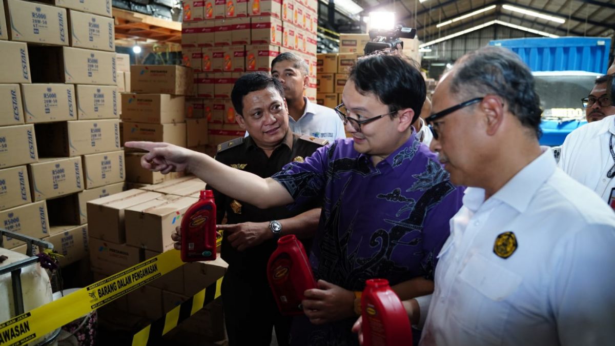 Wakil Menteri Perdagangan Jerry Sambuaga beserta jajaran amankan oli palsu di Kota Tangerang, Banten, Senin (17/4/2023). [Kemendag]