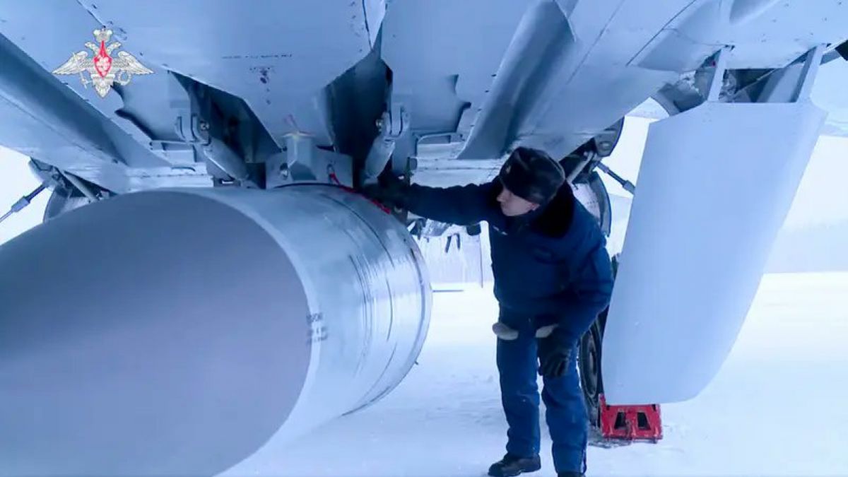 Ukuran rudal Khinzal jauh lebih besar dibandingkan rudal yang diklaim Ukraina sebagai Kinzal telah ditembak jatuh oleh Patriot. [Twitter @yo2thok]