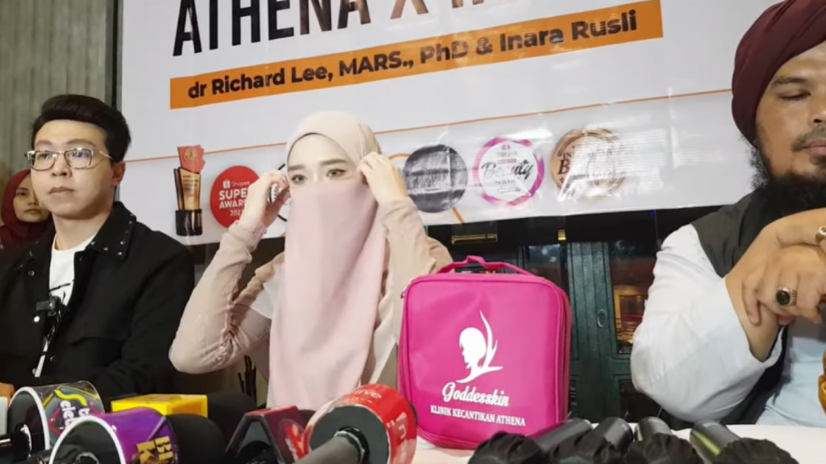 Momen ketika Inara Rusli melepaskan cadar ditemani Ustad Derry Sulaiman dan dr Richard Lee [Tangkapan layar YouTube Cumicumi]