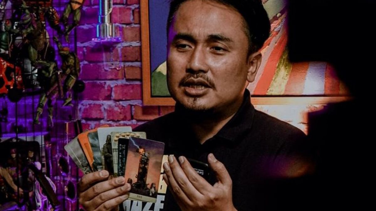 Denny Darko saat meramal dengan kartu tarot [Tangkapan layar Instagram @dennydarko]
