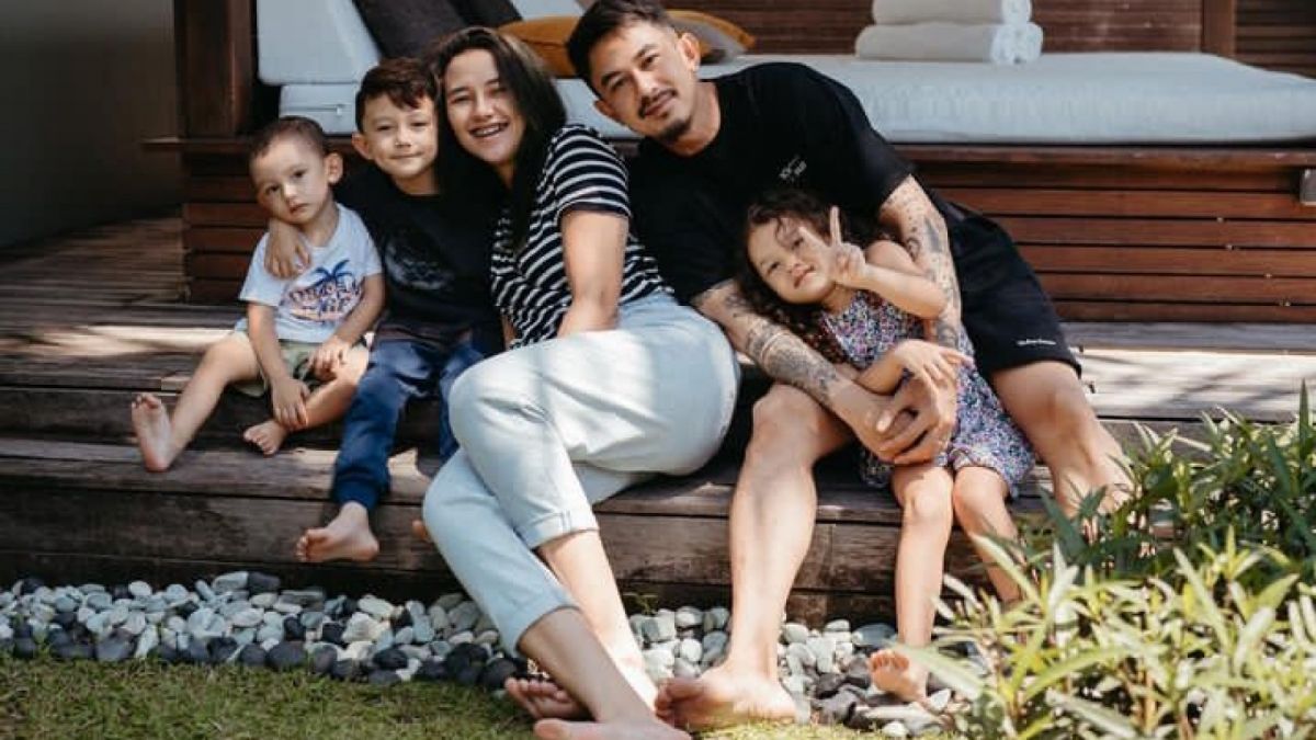 Fandy Cristian bersama anak dan istrinya [Tangkapan layar Instagram @fandych]