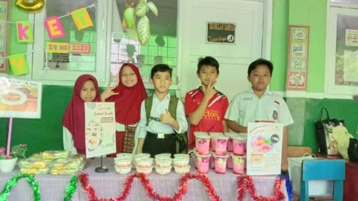 Setiap kelompok berfoto di depan stand masing-masing [Dok. Pribadi]