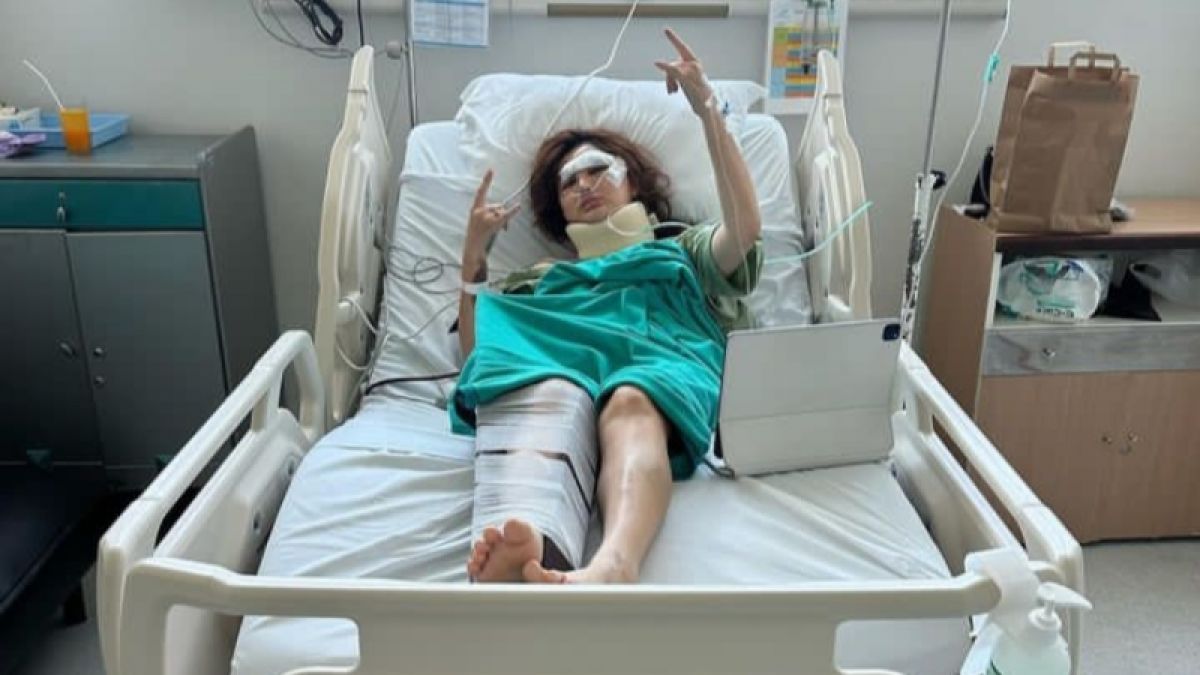 Angela Lee saat berbaring di ranjang rumah sakit dengan luka dibagian wajah dan kaki [Tangkapan layar Instagram @angelalee87]