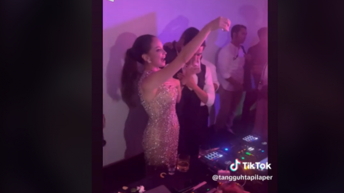 Enzy Storia dan Molen Kasetra saat merayakan pesta yang diduga minum minuman beralkohol [Tangkapan layar TikTok @tangguhtapilaper]