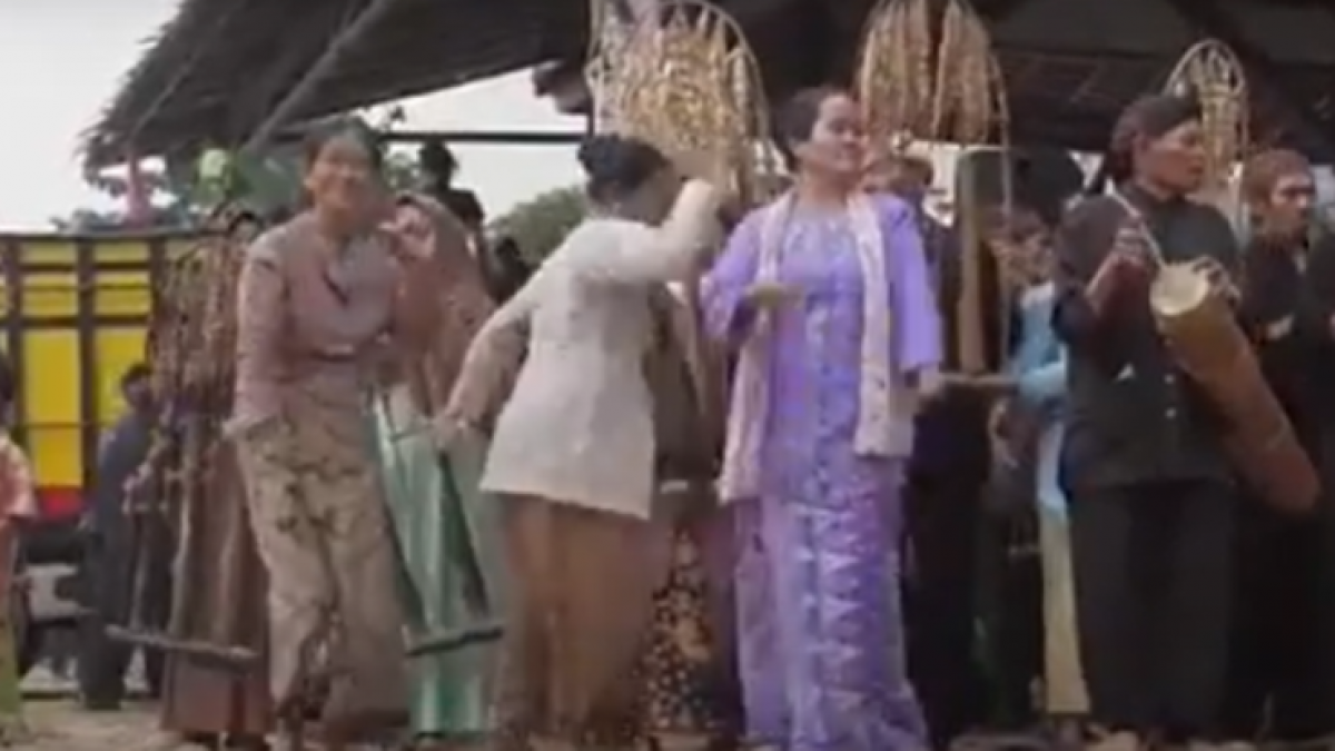 Warga Kampung Ciptagelar saat menari menjalankan tradisi leluhur [Tangkapan layar video Youtobe Disbudpar Jabar]