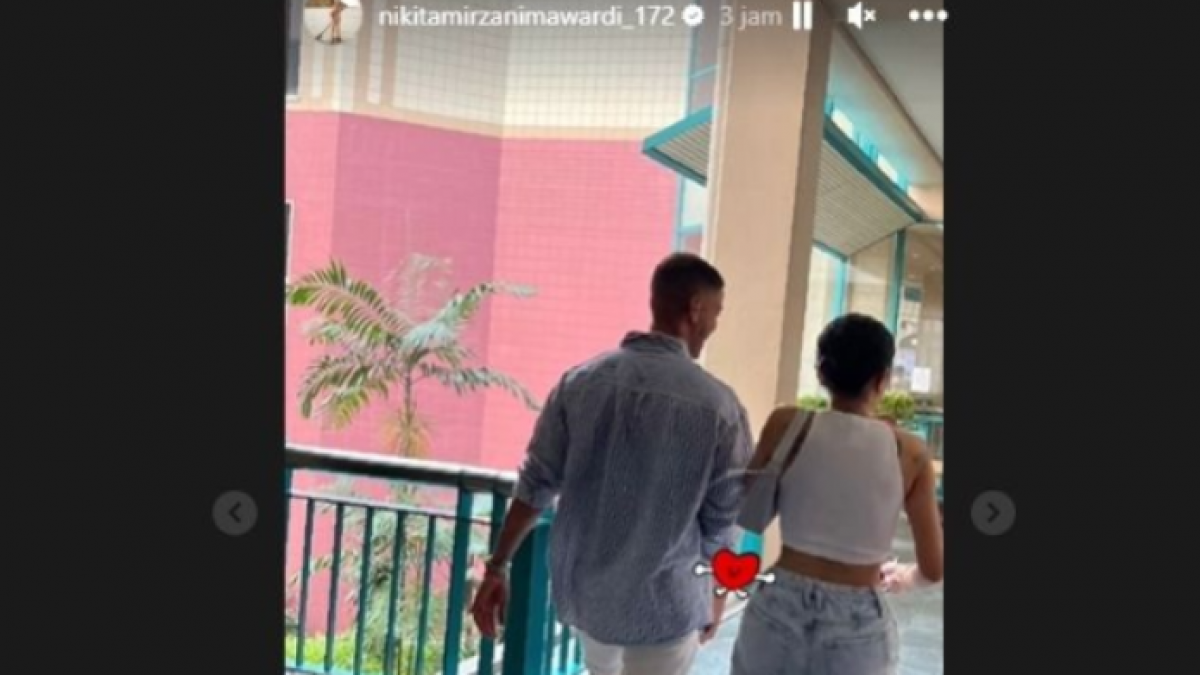 Nikita Mirzani terlihat tengah berjalan bersama pria bule [Tangkapan layar Instagram]