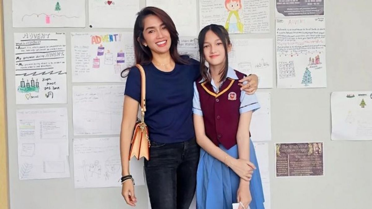 Pakaian yang dikenakan Ussy Sulistiawaty saat di sekolah anaknya jadi perdebatan warganet [Tangkapan layar Instagram @ussypratama]