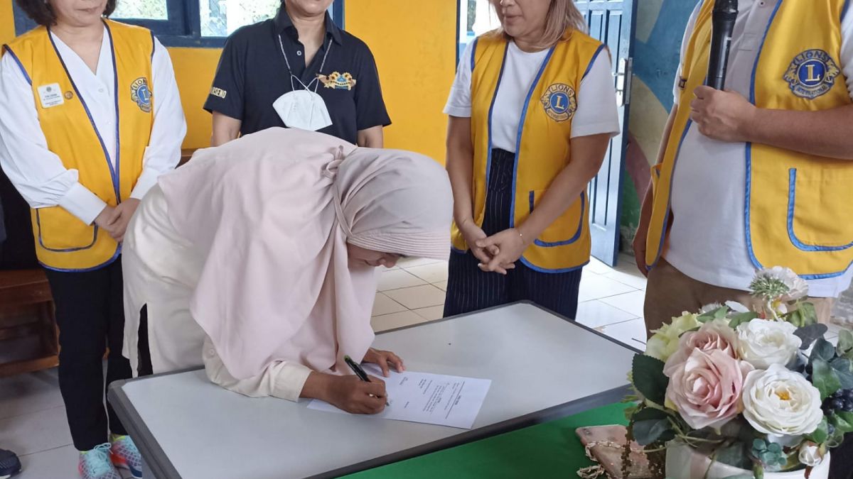 Kepsek SMP Pangerasan Yulia Agustina S.Pd Menandatangi BAP Sumbangan [Dok. SMP Pangerasan]