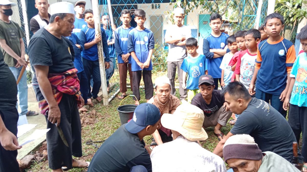 Prosesi pemotongan hewan qurban [Dok. SMP Pangerasan]