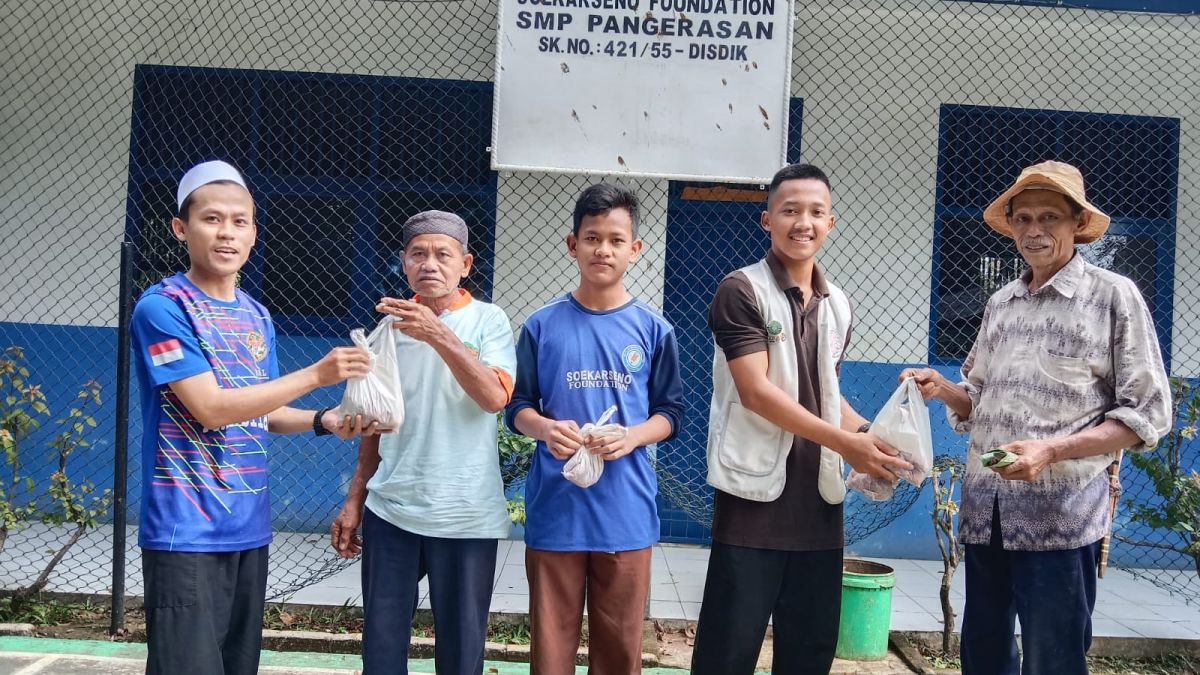 Pembagian daging hewan qurban [Dok. SMP Pangerasan]