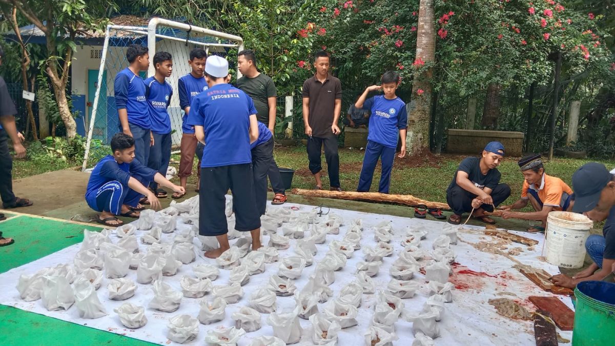 Pengepakan daging qurban [Dok. SMP Pangerasan]