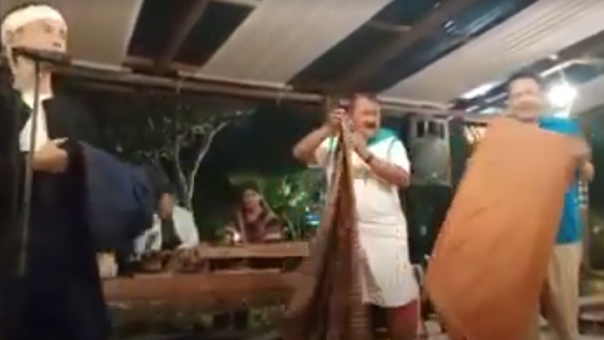 Permainan Anak-anak dengan media sarung [Dok. Sutanandika]